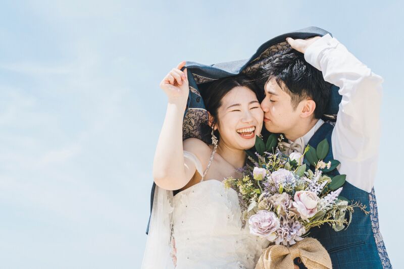 太陽の日差しを遮るフリしてこっそり…♡