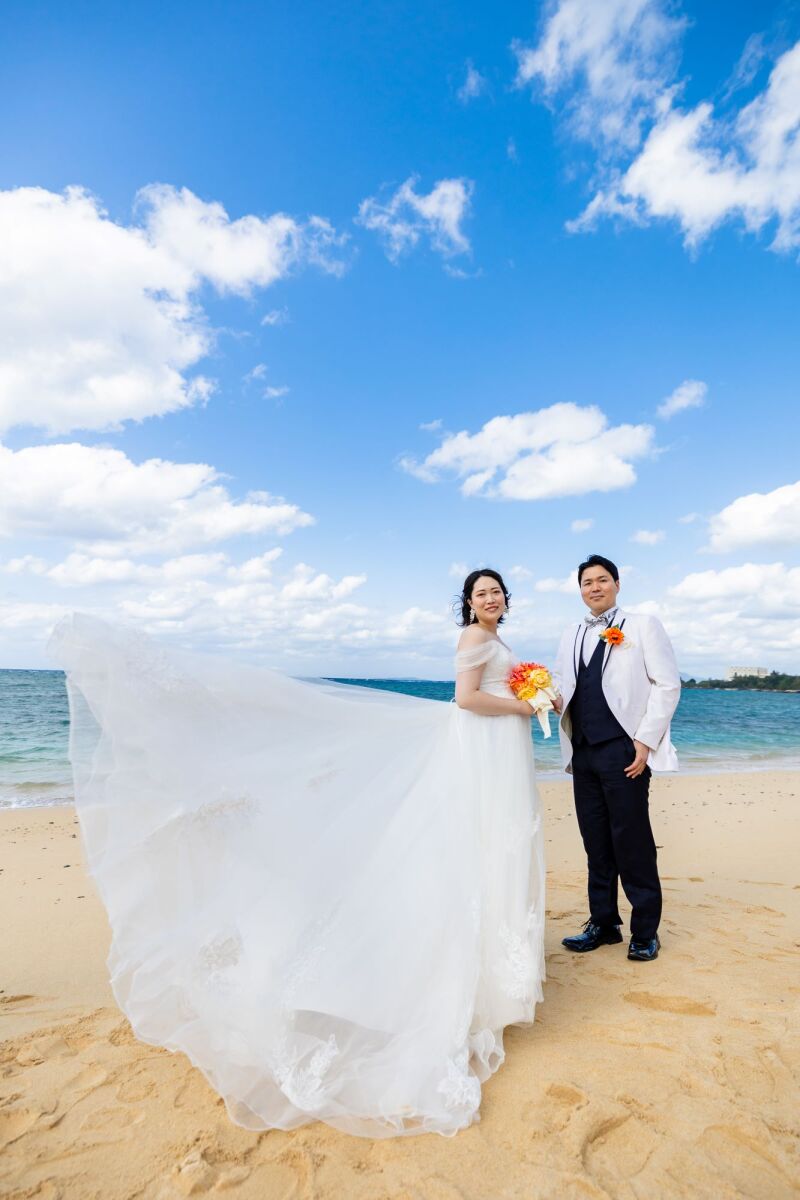 ドレスをはらりと