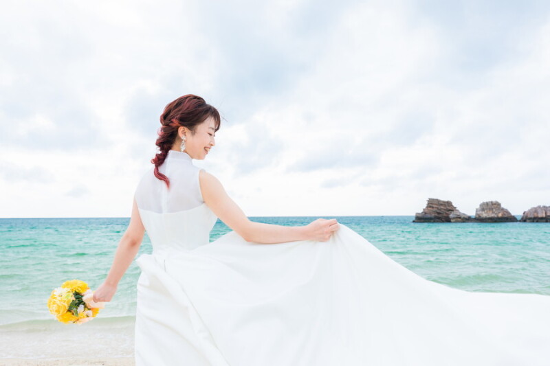 ドレスなびかせ
