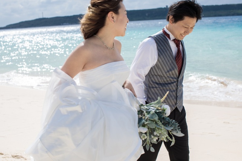 海岸に沿って歩くシーンを撮影中☆
