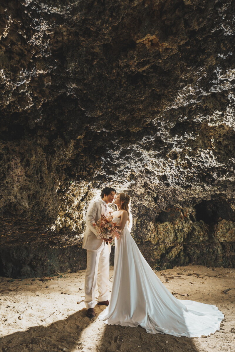 洞窟のような場所におふたりだけで♡