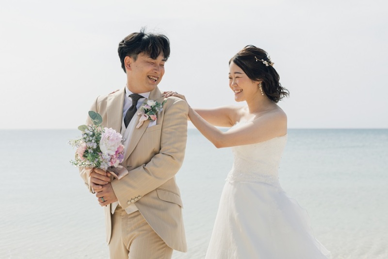 髪飾りはゴールドのビジューを付けて♡