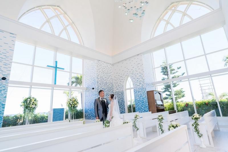 祭壇にてお互いに見つめ合ったショット♪