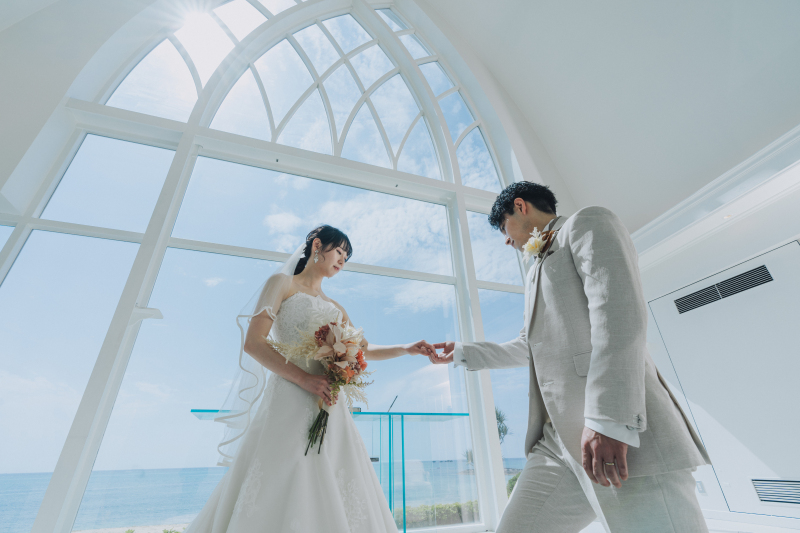 チャペルに差し込む光がお二人を祝福しているよう。