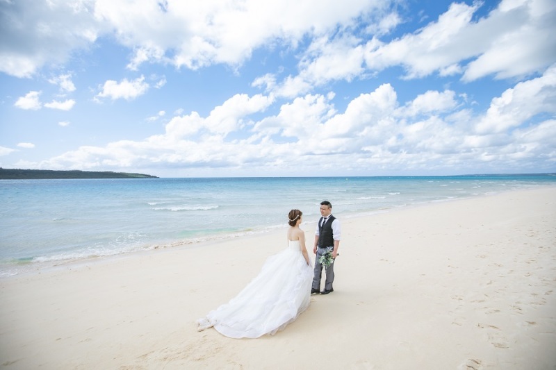 お2人の全身と海の背景を大きく♪