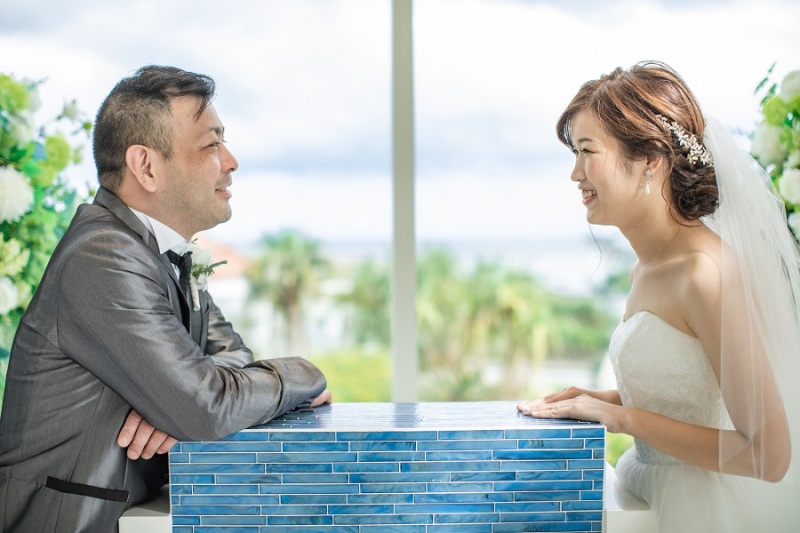 祭壇のテーブルにてお互い見つめ合って♪