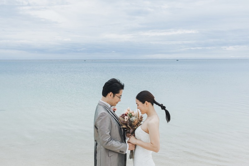 お互いにブーケを持って、見つめています☆