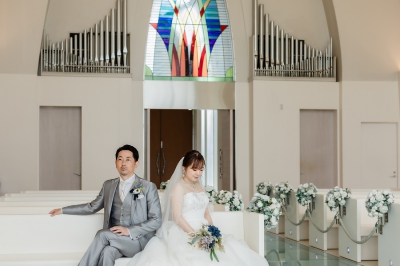 お二人の背景に見えるステンドガラス♡