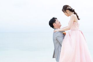 《チャペル＆ビーチフォトプラン》見つめ合うまなざし