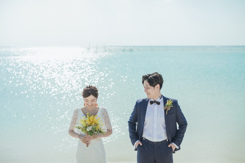 ご新婦様は袖付きのスレンダードレス&ミモザブーケ