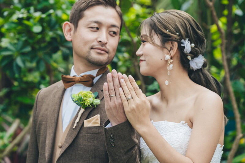 重ねた手に輝く結婚指輪