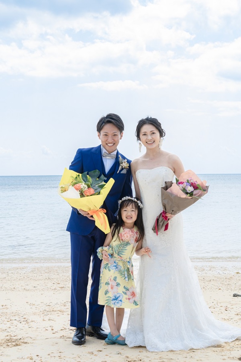 お2人に大きな花束をプレゼント!記念にハイチーズ