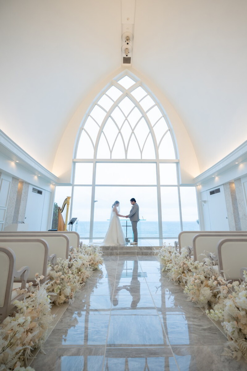 手を取り合って