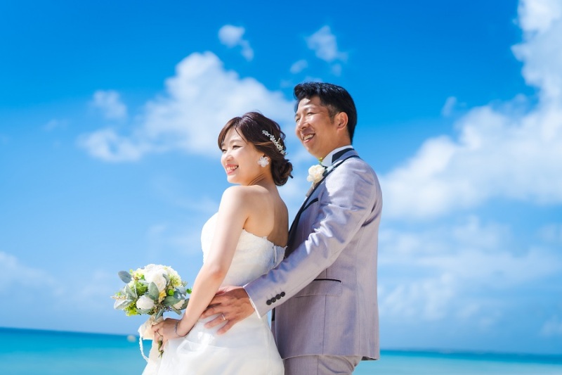 ご新婦様の腰に手を寄せて♪