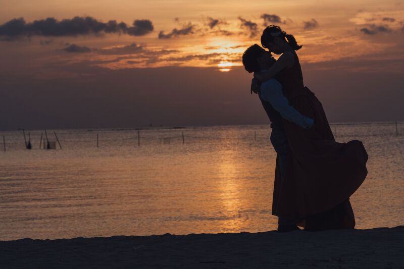 沈みゆく夕日をバックに縦だっこショット♡