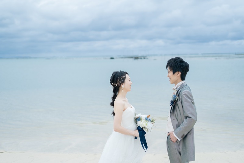 ご新婦様は最近流行りの編みおろしヘアです♡
