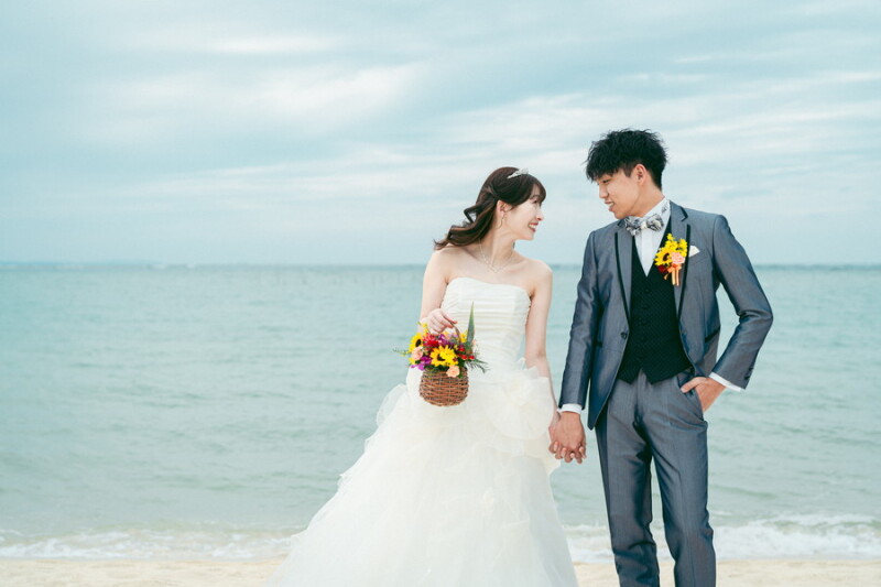 手をつないで見つめ合う、笑顔あふれるひととき♡