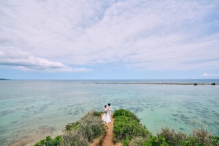 広大な海をバックにウェディングフォト【恩納村：真栄田岬】