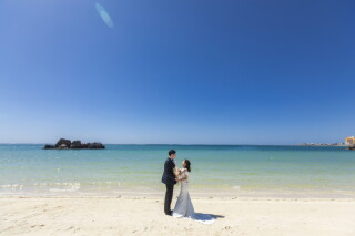 鮮やかなビーチでのウェディングフォト♡