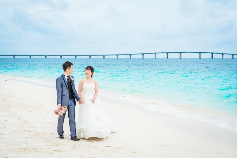大きな橋を背景にお写真を撮影しております~!