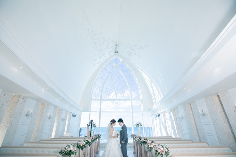 祭壇を背景に、お互いに向き合って♪