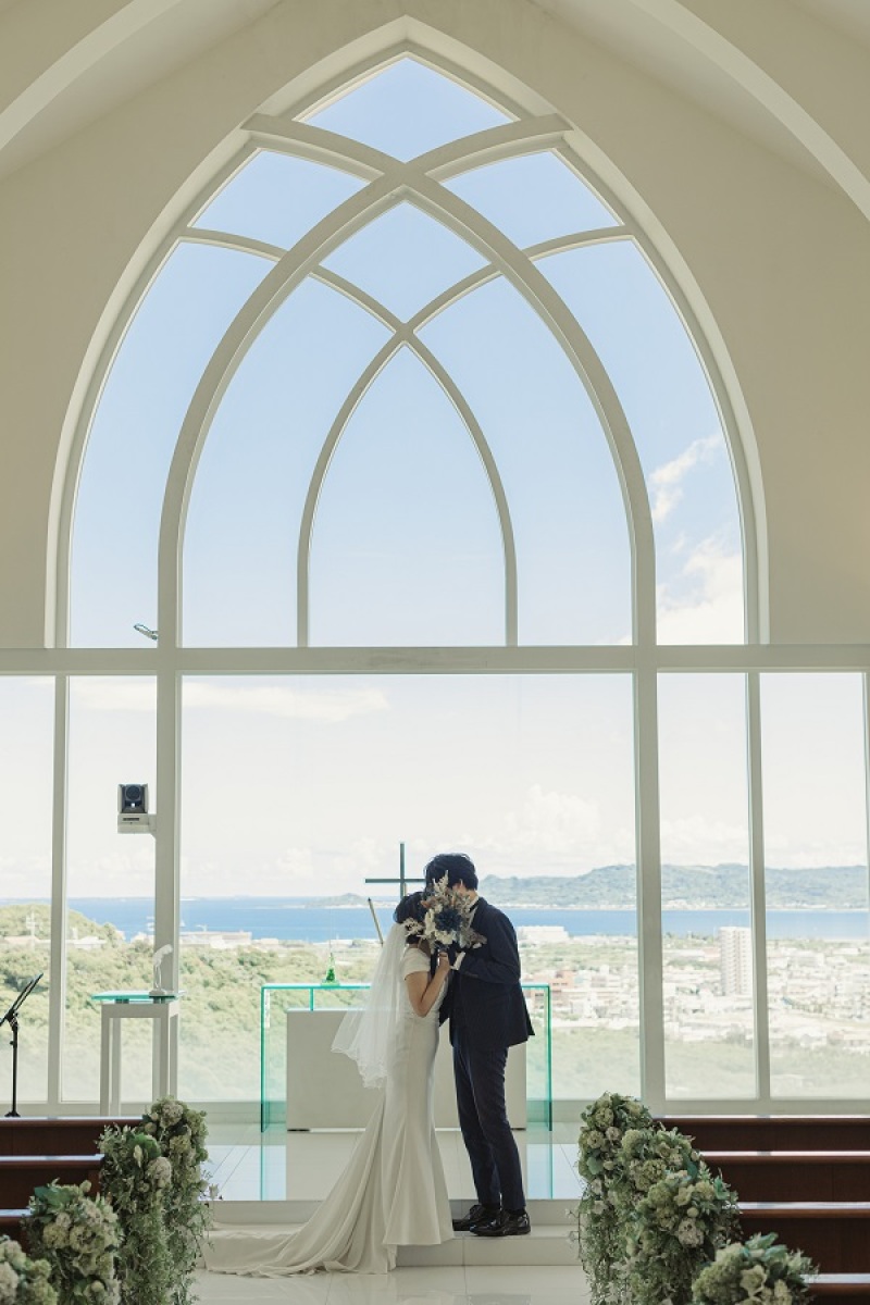 祭壇の下でウエディングキスしました♡