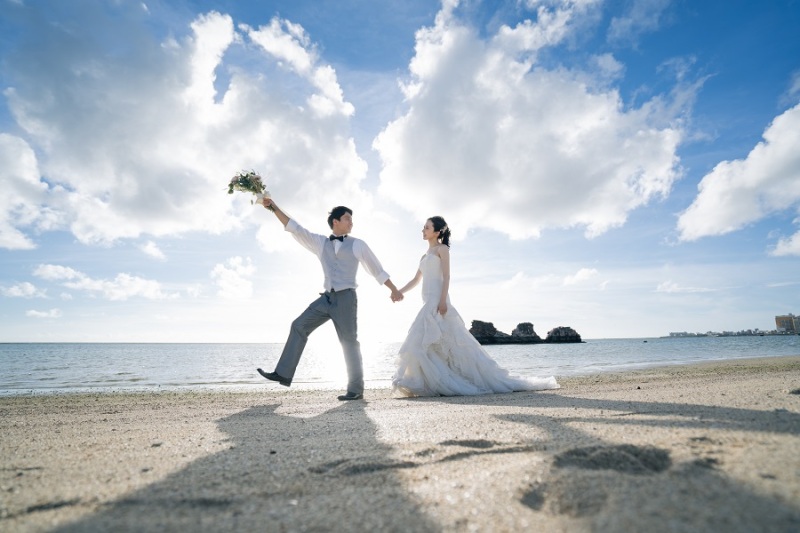 お二人手を繋いで歩いているシーンを撮りました～！