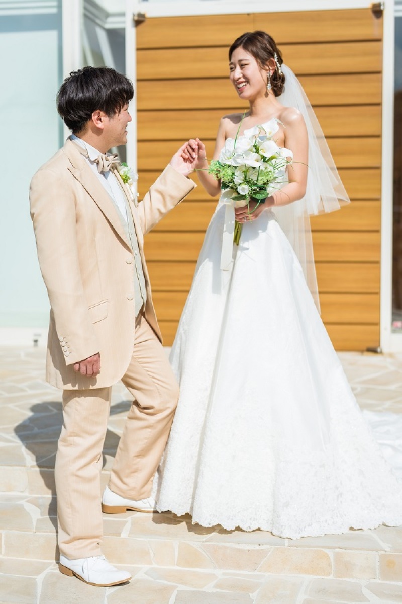 花嫁さんの手を取り合っています♡