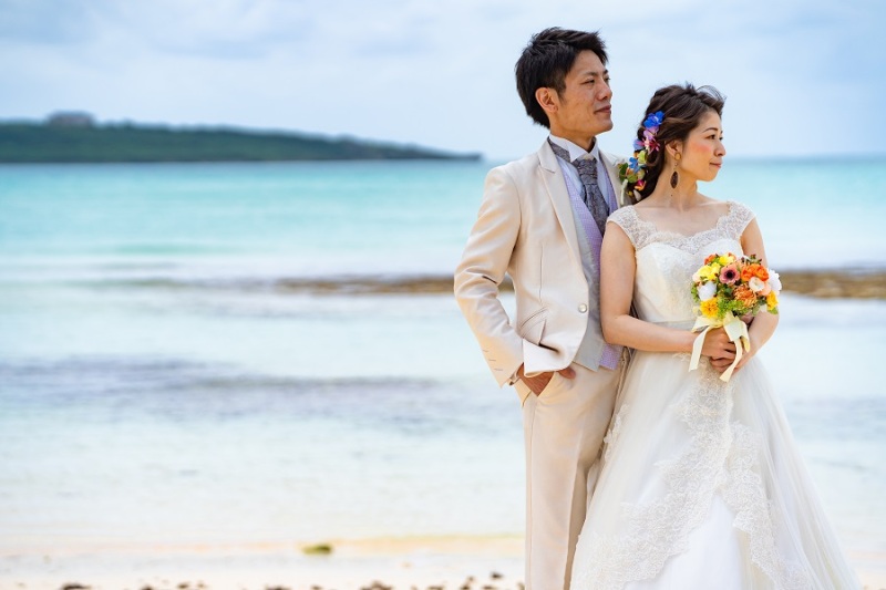 宮古島のブルー色の海を背景に♡