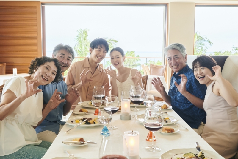 会食で深まる絆。感謝を伝えるあたたかな時間＊