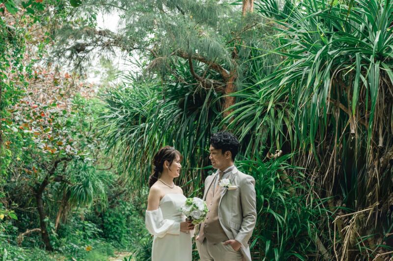 緑の木々に囲まれた、見ているだけでゆったりとした時間を感じる一枚。二人で過ごす心休まる時間を、静止画でも伝わるように画角や表情、編集の色味を工夫しています。撮影場所に合わせて空気感も変えています。