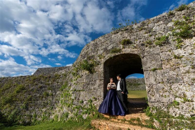 雲の動きと石垣の壮大さがうまくリンクした一枚。撮影時はお二人に合ったスタイルで思い出写真に収めることを心掛けて撮影しています。写真はもちろん“この日”も楽しい思い出になる撮影をしましょう！
