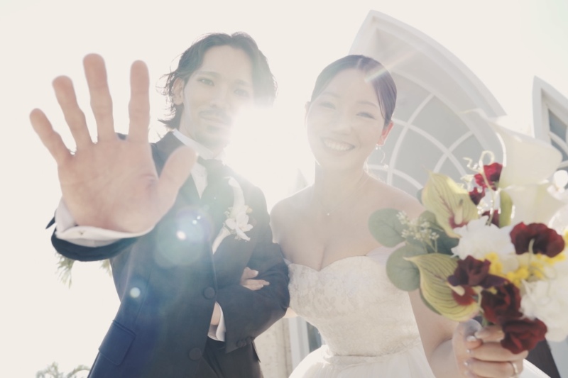 自然な表情はもちろん、時にはカメラに目線をいただきながらおふたりらしさが伝わるシーンも残します。リラックスした雰囲気の中で撮影を進めるので、写真や映像が苦手な方でも安心し楽しんでもらえればと思います。