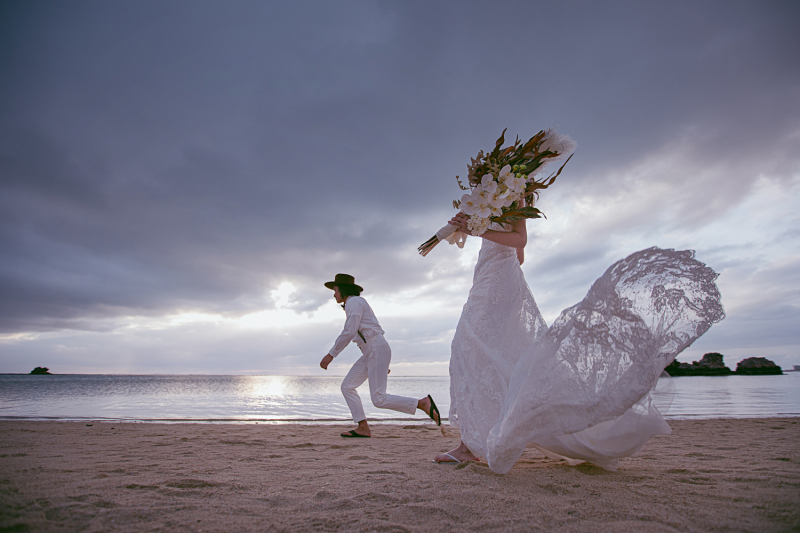 未来へ、進もう。写真がお元に届いた際に当日の感動が蘇り、色あせる事なく永遠にお二人の想い出となるよう1枚1枚丁寧に撮影を行います。一生残る写真だからこそクリエイティブな写真をお届けいたします。