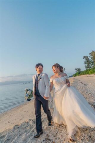 撮影では見つめ合う時間が長いですが、少し走りながら＆見つめ合うと、お二人の一番自然な笑顔が引き出せます！「そういえば砂浜走ったけどカメラマン必死だったな〜」と思い出すような撮影を心がけています！