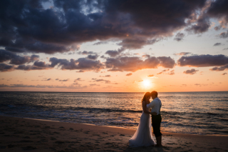 まるで魔法のように空を染め上げる特別な時間。そんな黄金色の光に包まれるふたりの姿がロマンティック。永遠を誓う瞬間に、移ろう夕陽がそっと彩りを添えて。ひとときだからこそ、美しく、心に残るワンシーン。