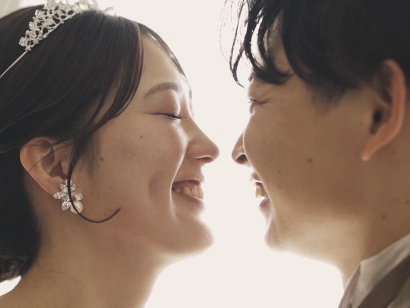 自然とこぼれる笑顔が一番好きです。おふたりが会話をしたり、笑い合ったりする何気ない瞬間を大切にしています。そんな自然な空気感を、映像として残せるよう撮影しています。