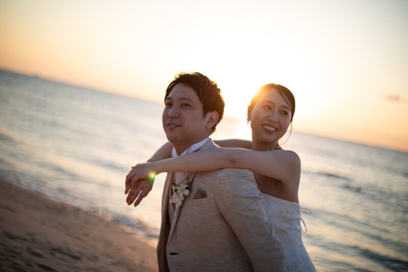 サンセットの海辺で、ふざけ合いながらのワンシーン。ビーチを染める夕日に包まれてふたりの笑顔が輝く、魔法のような時間。自然な笑顔が溢れる、お気に入りの一枚です