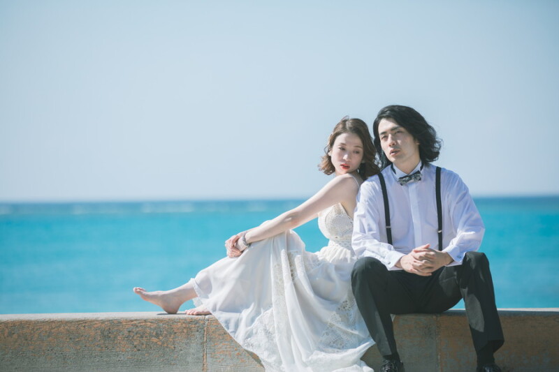 沖縄の輝く海でお二人らしいお写真を★クリエイティブ|ビーチ100カット★ドレス60着&タキシード35着から選べる&アテンド付