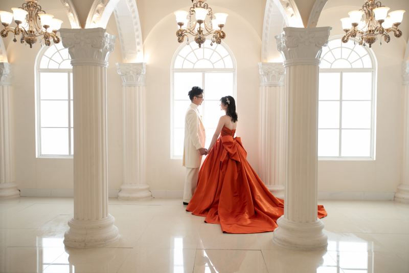 オレンジのカラードレスがかわいい