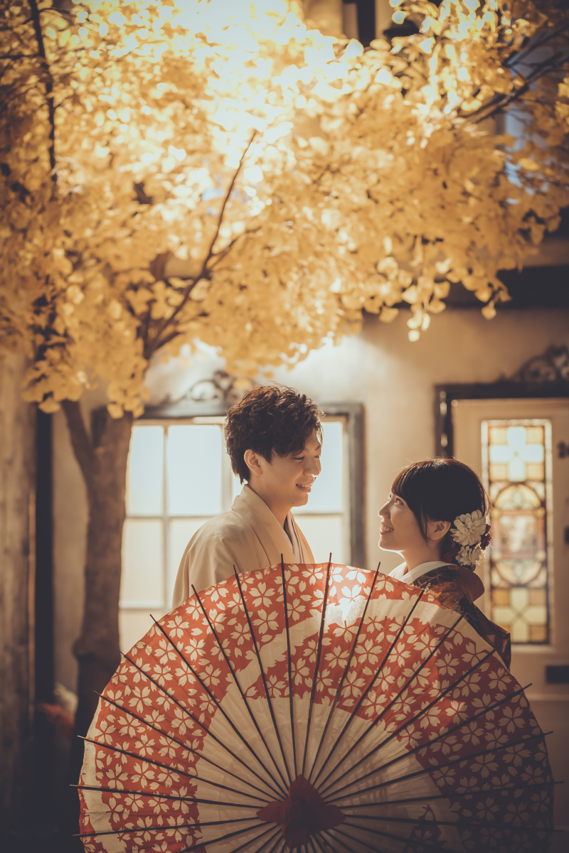 イチョウをバックに