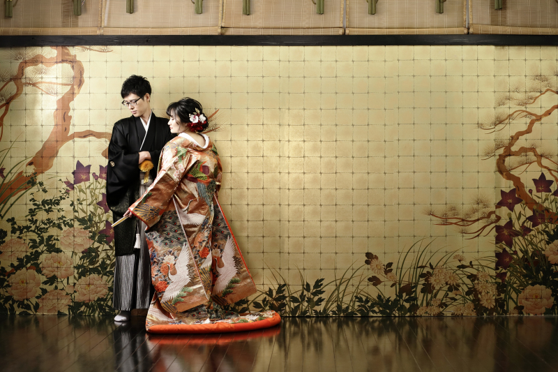 金屏風前での立ち姿。