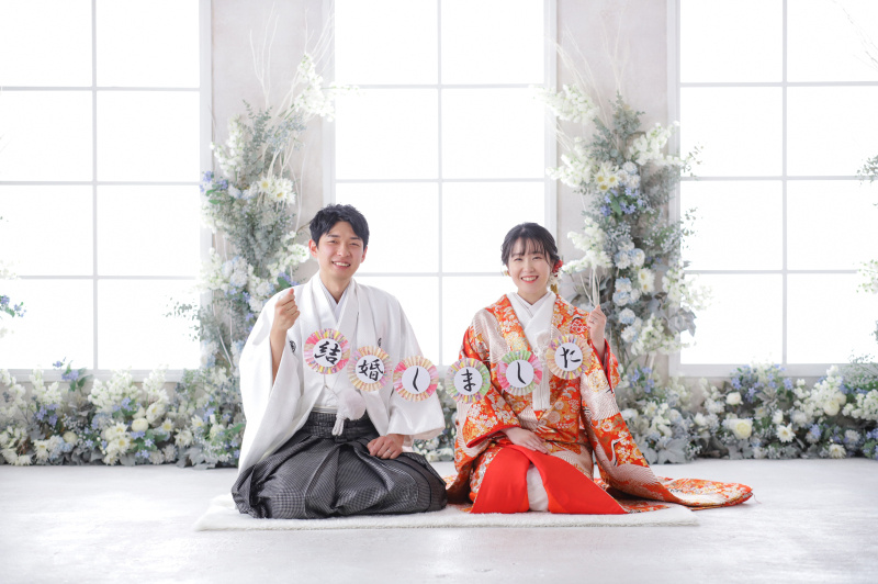 正座のショットも！