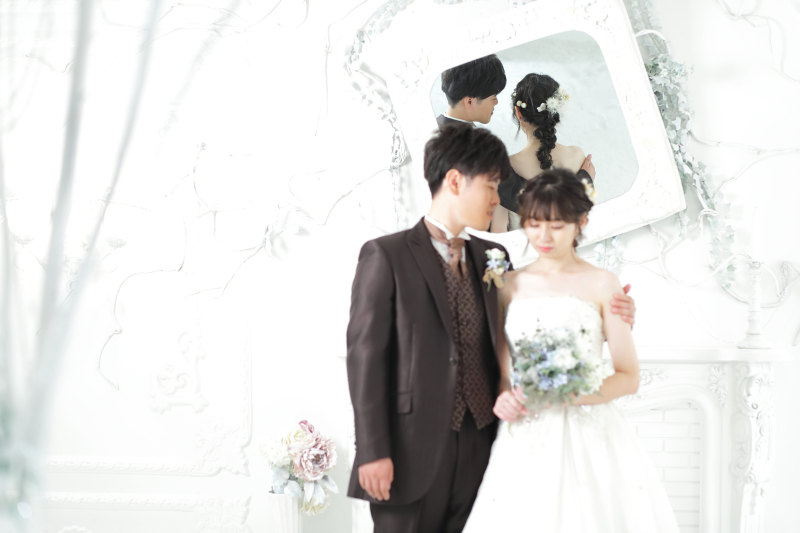 背景にある鏡にピントを合わせて。