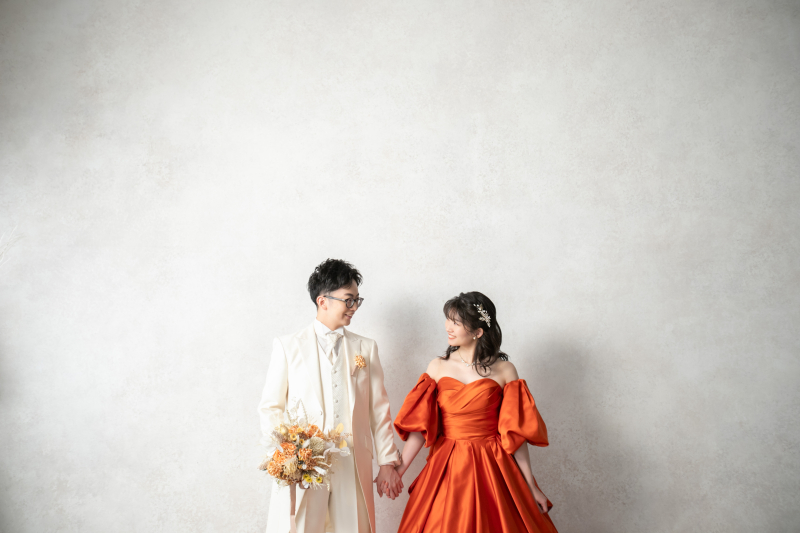 シンプルな背景は"フラワーウォール"で