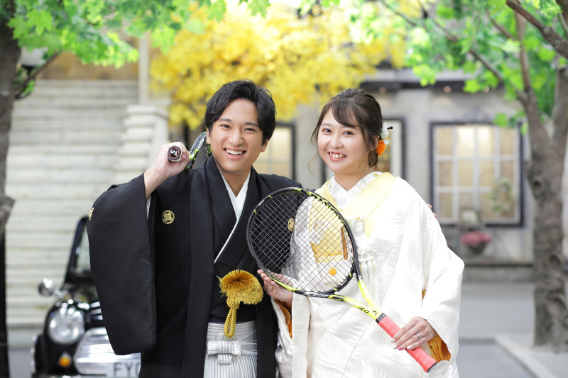 テニスラケットを持って２