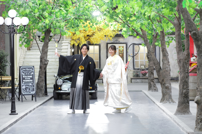 テニスラケットを持って１