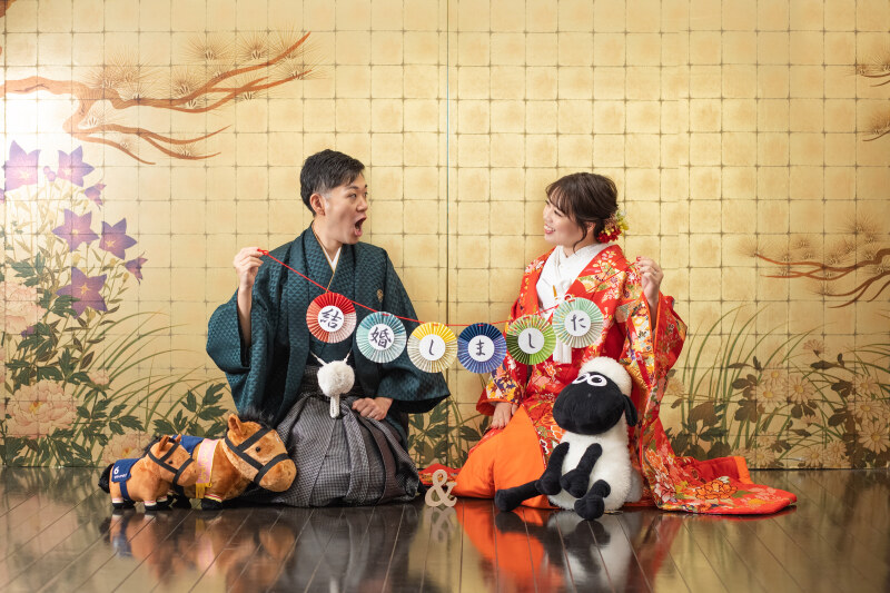 お持ち込みグッズに囲まれたお二人らしいウェディングフォト