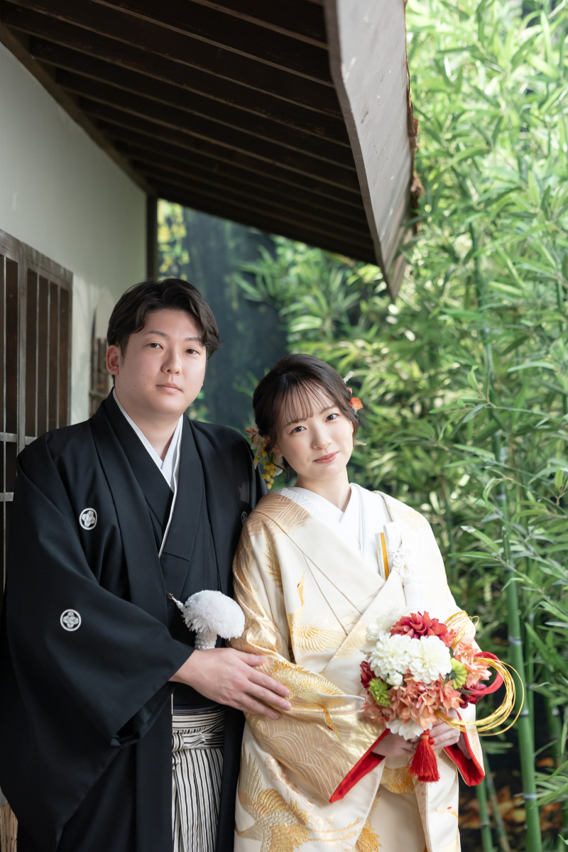 木漏れ日を感じる軒下で