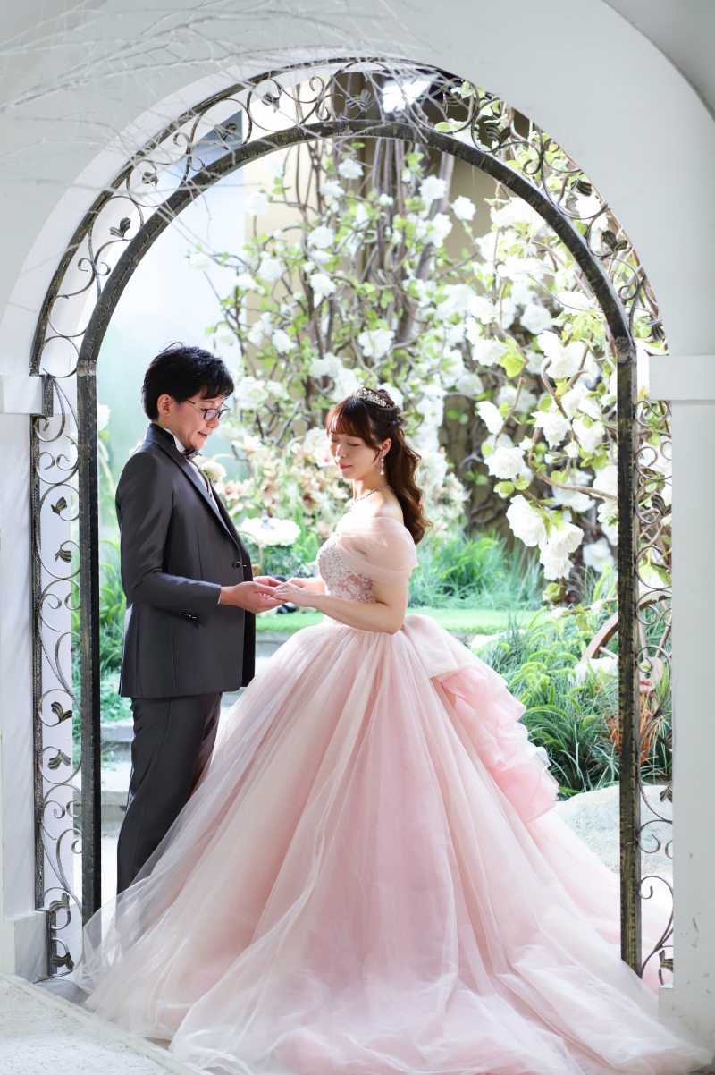 木漏れ日が差し込むアーチで